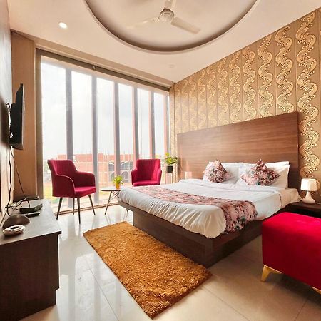Hotel The Pearl Grand - Top Rated ! Most Awarded ! Parking ! Lift ! Luxury Rooms ! Best Selling Zirakpur Экстерьер фото