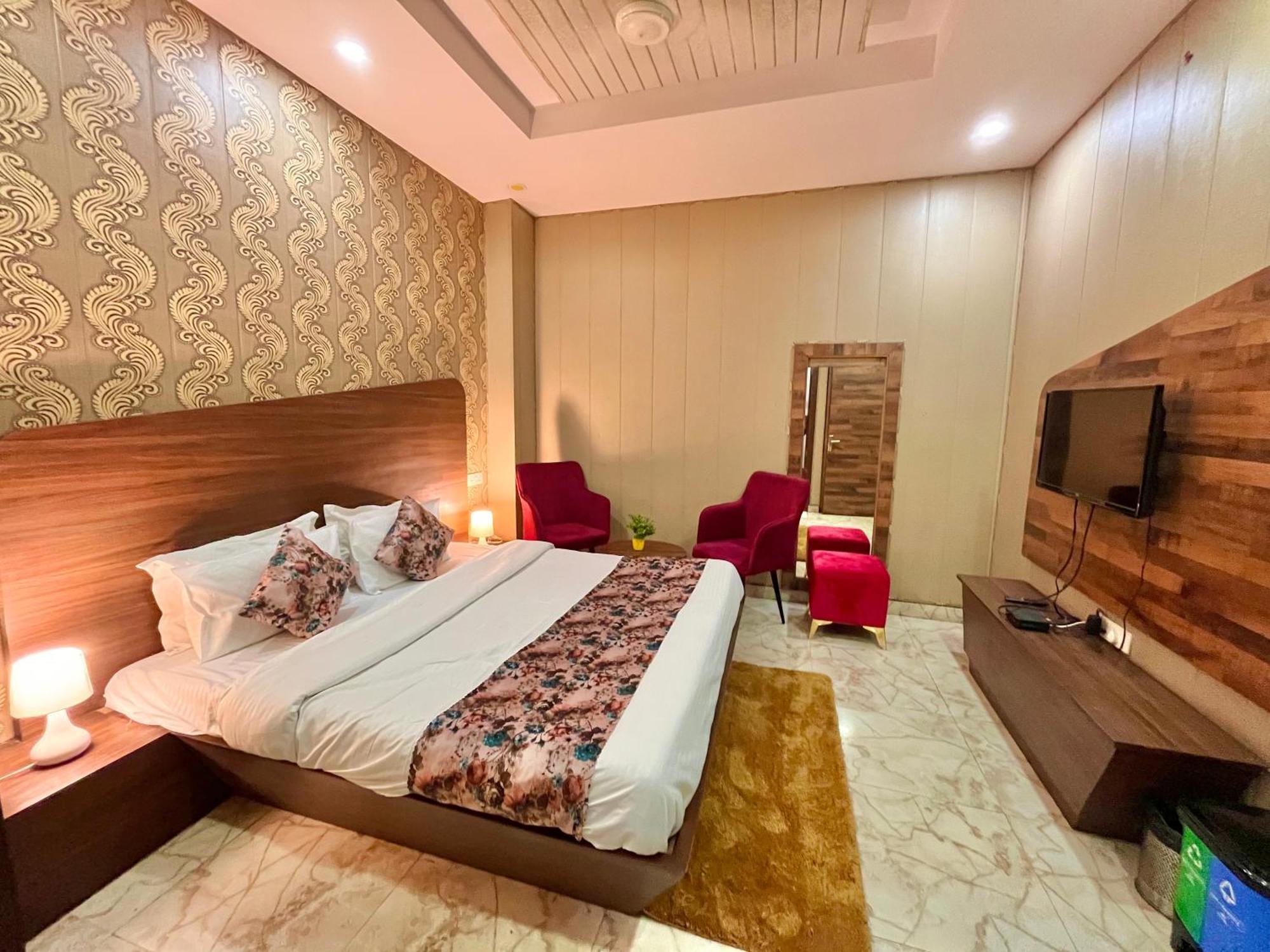 Hotel The Pearl Grand - Top Rated ! Most Awarded ! Parking ! Lift ! Luxury Rooms ! Best Selling Zirakpur Экстерьер фото