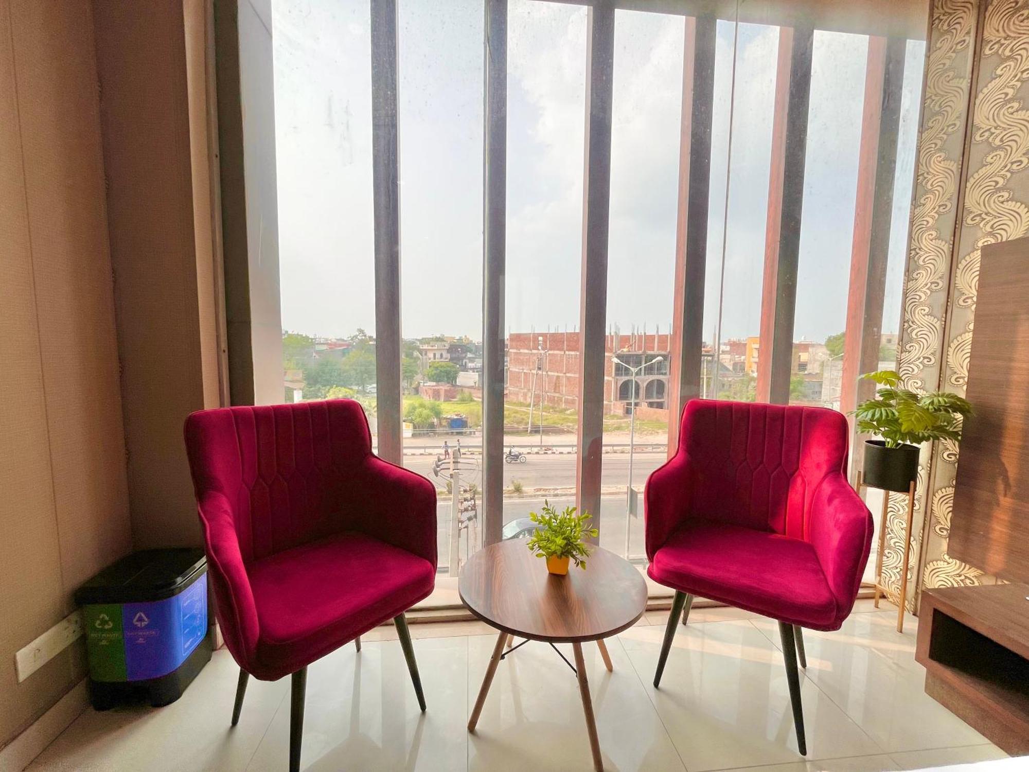 Hotel The Pearl Grand - Top Rated ! Most Awarded ! Parking ! Lift ! Luxury Rooms ! Best Selling Zirakpur Экстерьер фото