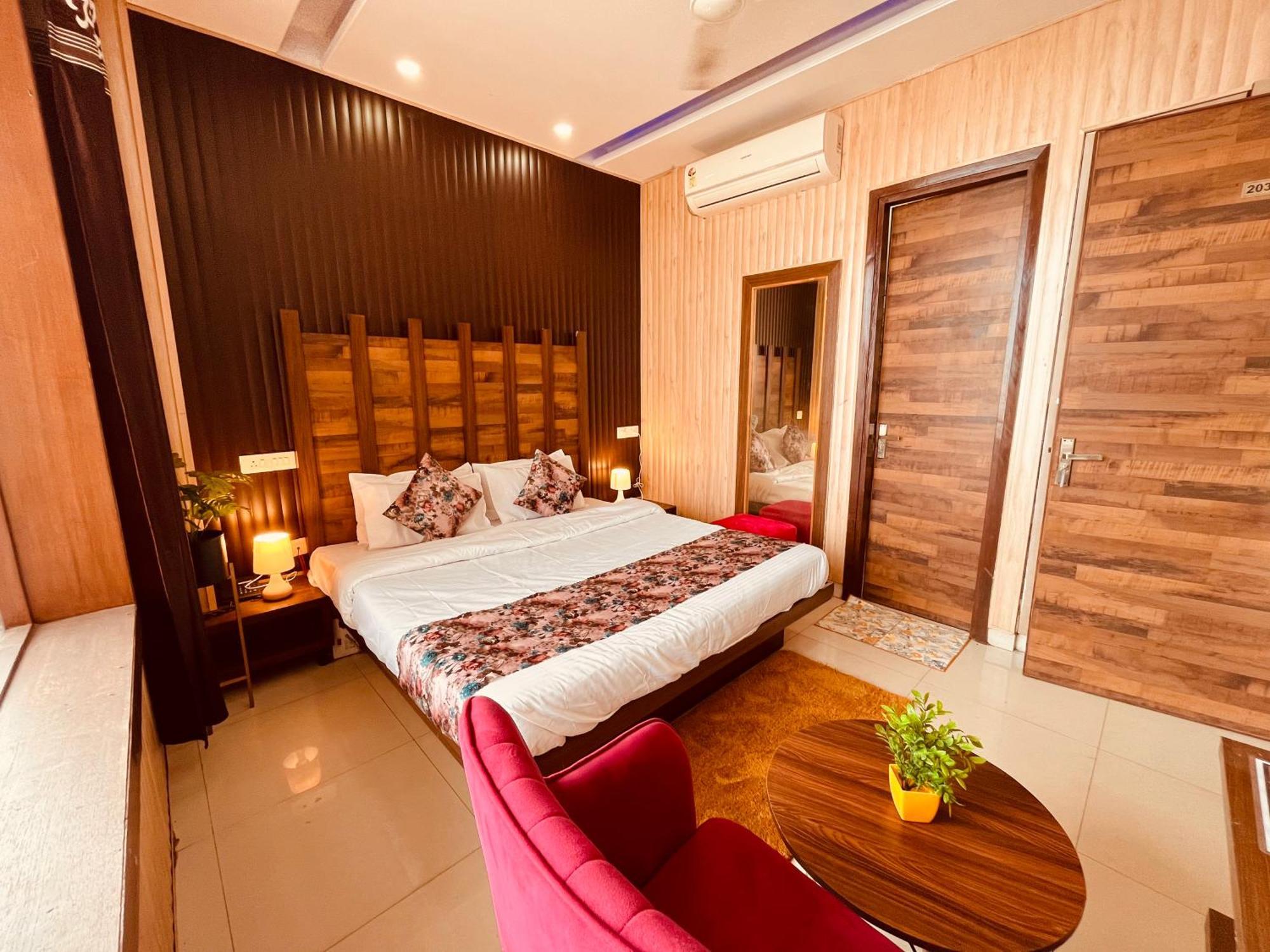 Hotel The Pearl Grand - Top Rated ! Most Awarded ! Parking ! Lift ! Luxury Rooms ! Best Selling Zirakpur Экстерьер фото