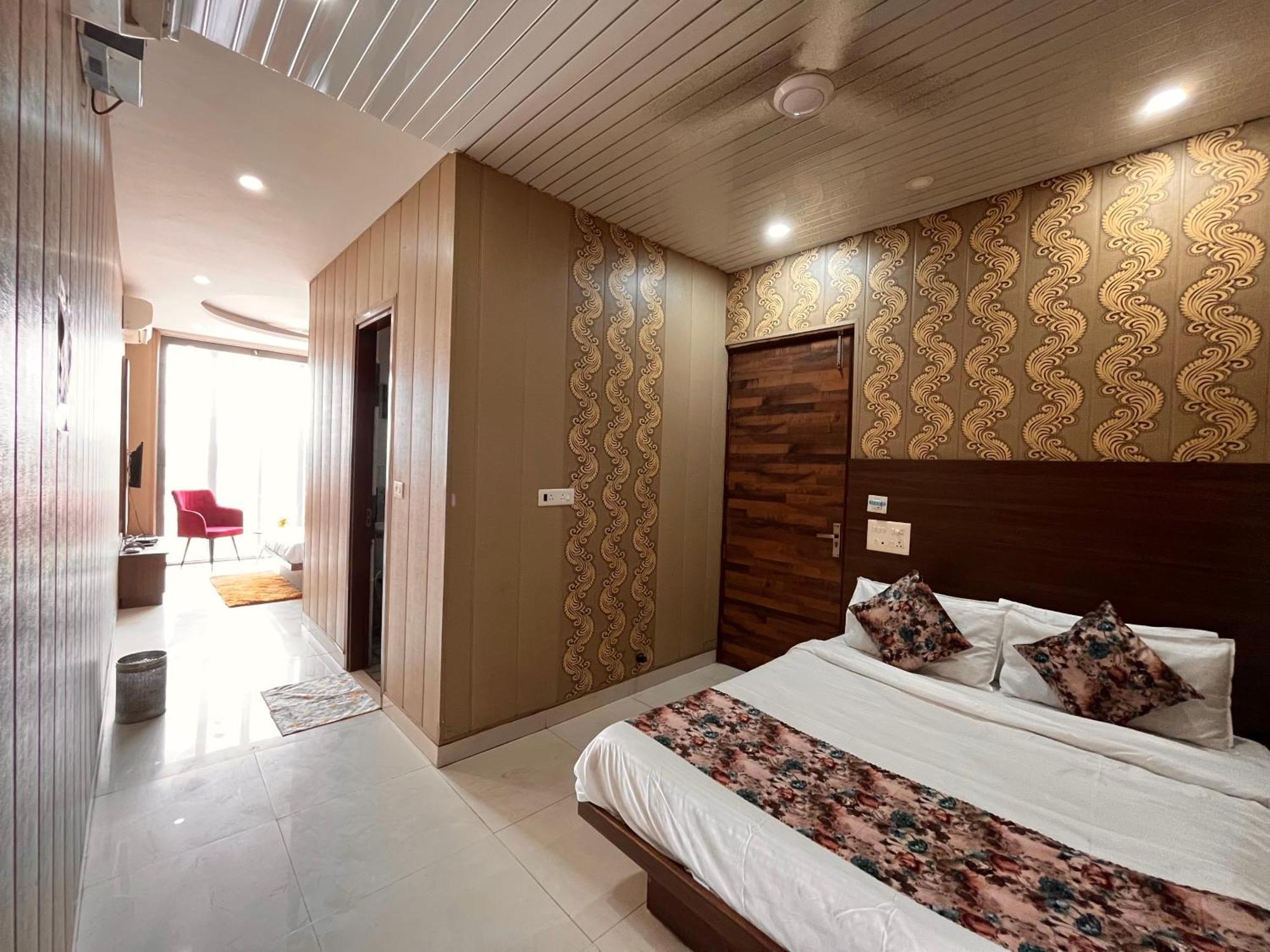 Hotel The Pearl Grand - Top Rated ! Most Awarded ! Parking ! Lift ! Luxury Rooms ! Best Selling Zirakpur Экстерьер фото